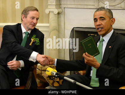 Us-Präsident Barack Obama hält ein Buch von irischen Dichter William Butler Yeats, die er von der irische Premierminister (Taoiseach) Enda Kenny nach ihrem Treffen im Oval Office des Weißen Hauses in Washington, DC am 17. März 2015. Obama sagte, die Vereinigten Staaten und Irland auf den meisten alle Welt fragen, einschließlich Handel und Einwanderung vereinbaren. Foto von Pat Benic/UPI Stockfoto