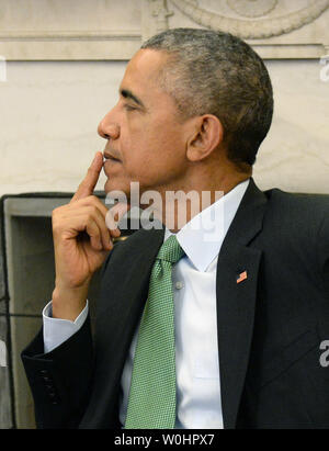 Us-Präsident Barack Obama hört der irische Premierminister (Taoiseach) Enda Kenny (nicht bei ihrem Treffen im Oval Office des Weißen Hauses in Washington gezeigt), DC am 17. März 2015. Obama sagte, die Vereinigten Staaten und Irland auf den meisten alle Welt fragen, einschließlich Handel und Einwanderung vereinbaren. Foto von Pat Benic/UPI Stockfoto