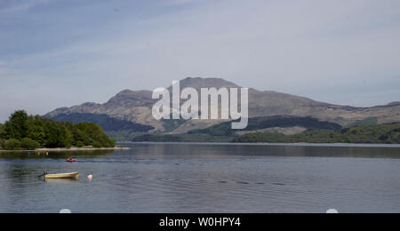 Blick über Loch Lomond zu Ben Lomond von Alexandria, die Erhaltung Dorf am Ufer des Loch Lomond gebaut als ein Model Village in 19 C. Stockfoto