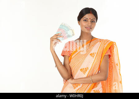 Indische Frau, die hält hundert Rupien Banknoten Stockfoto