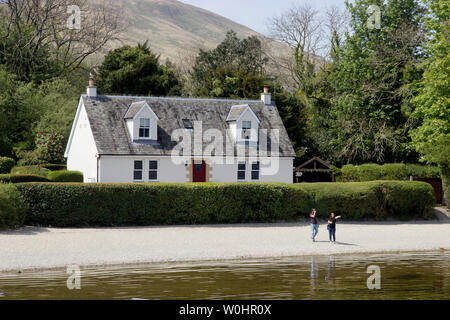 Luss, eine Erhaltung Dorf am Ufer des Loch Lomond wurde im neunzehnten Jahrhundert als Model Village die Schiefergrube und Mühle zu Haus Stockfoto