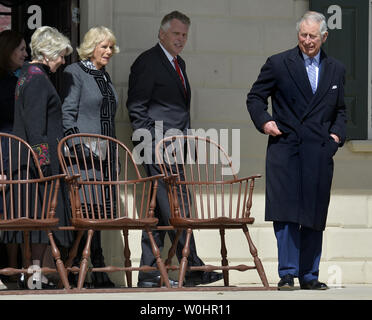 Seine Königliche Hoheit Prinz Charles (R) und seine Frau, die Herzogin von Cornwall Camilla Parker-Bowles (2., L), für eine Tour von Amerikas ersten Präsidenten, George Washington's Estate, von Regent Barbara Lucas (L) und Virginia reg begleitet. Terry McAuliffe, 18. März 2015, Mount Vernon, Virginia. Die Royals sind zu einem dreitägigen Besuch in der Washington Bereich mit sozialen, kulturellen und bilateralen stoppt, die Stärkung der Verbindungen zwischen dem Vereinigten Königreich und den Vereinigten Staaten. Foto von Mike Theiler/UPI Stockfoto