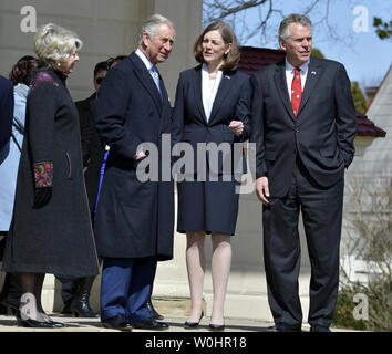 Seine Königliche Hoheit Prinz Charles (2., L) Hört sich Escort Carol Cadou, wie er kommt für eine Tour durch Amerika der erste Präsident, George Washington's Estate, zusammen mit Regent Barbara Lucas (L) und Virginia reg. Terry McAuliffe (R), 18. März 2015, Mount Vernon, Virginia. Die Royals sind zu einem dreitägigen Besuch in der Washington Bereich mit sozialen, kulturellen und bilateralen stoppt, die Stärkung der Verbindungen zwischen dem Vereinigten Königreich und den Vereinigten Staaten. Foto von Mike Theiler/UPI Stockfoto