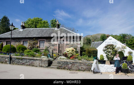 Luss, eine Erhaltung Dorf am Ufer des Loch Lomond wurde im neunzehnten Jahrhundert als Model Village die Schiefergrube und Mühle zu Haus Stockfoto