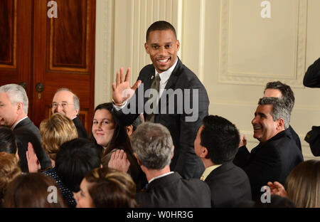 New York Giants Victor Cruz Wellen, wie er ist, eingeführt von US-Präsident Barack Obama (nicht abgebildet) Wie spricht er über die 2015 White House Science Fair im East Room des Weißen Hauses in Washington, DC am 23. März 2015. Foto von Pat Benic/UPI Stockfoto