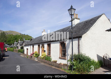 Luss, eine Erhaltung Dorf am Ufer des Loch Lomond wurde im neunzehnten Jahrhundert als Model Village die Schiefergrube und Mühle zu Haus Stockfoto