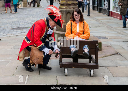 CHESTER, UK - 26. JUNI 2019: Der stadtausrufer sperrt ein Tourist in einer Einfriedung in der Mitte der Stadt, Sommer 2019 Stockfoto