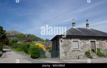 Luss, eine Erhaltung Dorf am Ufer des Loch Lomond wurde im neunzehnten Jahrhundert als Model Village die Schiefergrube und Mühle zu Haus Stockfoto