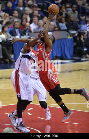 Houston Rockets guard James Harden (13) Laufwerke an den Korb gegen Washington Wizards vorwärts Nene Hilario im ersten Quartal im Verizon Center in Washington, D.C., 29. März 2015. Foto von Kevin Dietsch/UPI Stockfoto