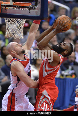 Houston Rockets guard James Harden (13) schießt über Washington Wizards Zentrum Marcin Gortat im ersten Quartal im Verizon Center in Washington, D.C., 29. März 2015. Foto von Kevin Dietsch/UPI Stockfoto