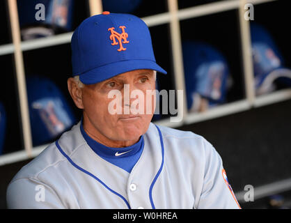 New York Mets Manager Terry Collins an schaut aus dem Dugout zu Beginn des Spiels gegen die Washington Nationals am Eröffnungstag an den Angehörigen Park am 6. April 2015 in Washington, DC. Mets gewann 3-1 Foto von Pat Benic/UPI Stockfoto