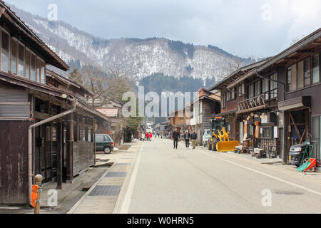 Gifu, Japan: 06.März 2016: Touristen reisen in gassho - Gassho-zukuri Dorf Shirakawa-go mit el Berg im Winter Stockfoto