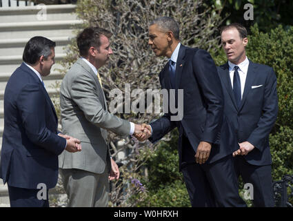 Präsident Barack Obama schüttelt Hände mit Tony Stewart, Kevin Harvick (R) und Crew Chief Rodney Childers zusehen, wie Obama begrüßt Harvick und seine Stewart-Haas Racing Team Mitglieder an das Weiße Haus seine 2014 NASCAR Sprint Cup Meisterschaft, auf der Rasenfläche des Weißen Hauses in Washington, D.C. am 21. April 2015 zu Ehren. Foto von Kevin Dietsch/UPI Stockfoto