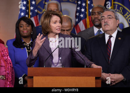 Hausminoritätführer Nancy Pelosi (D-CA), die von Mitgliedern der Congressional Black Caucus, spricht über die Notwendigkeit, auf die Nominierung von Loretta Lynch der nächsten Attorney General zu werden, auf dem Capitol Hill in Washington, D.C. am 22. April 2015 zu stimmen. Foto von Kevin Dietsch/UPI Stockfoto