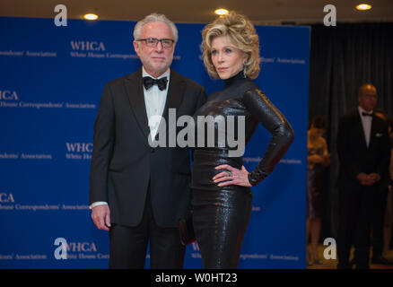 Jane Fonda wirft mit Wolf Blitzer auf dem roten Teppich bei der jährlichen White House Correspondent Association Gala im Washington Hilton in Washington, DC, 25. April 2015. Foto von Molly Riley/UPI Stockfoto