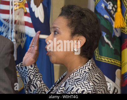 Loretta Lynch ist in der 83rd US Attorney General von Vizepräsident Joe Biden auf das Justizministerium in Washington, D.C. am 27. April 2015 vereidigt. Foto von Kevin Dietsch/UPI Stockfoto
