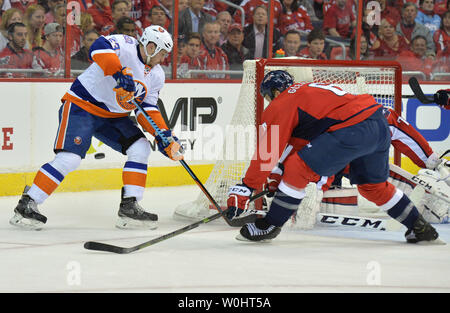 New York Islanders Zentrum Casey Cizikas (53) hat seinen Schuß abgelenkt durch die Washington Capitals Verteidiger Tim Gleason (6) und goalie Braden Holtby in der ersten Periode von Spiel 5 der Eastern Conference Halbfinale im Verizon Center in Washington, D.C. am 27. April 2015. Foto von Kevin Dietsch/UPI Stockfoto