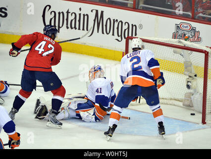 Washington Capitals rechten Flügel Joel Ward (42) gegen die New York Islanders goalie Jaroslav kahle Gebirge (41) in der zweiten Periode von Spiel 5 der Eastern Conference Halbfinale im Verizon Center in Washington, D.C. am 27. April 2015. Foto von Kevin Dietsch/UPI Stockfoto