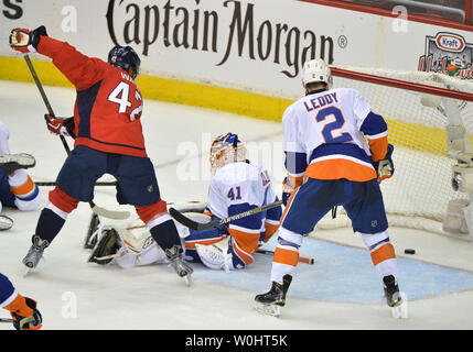 Washington Capitals rechten Flügel Joel Ward (42) gegen die New York Islanders goalie Jaroslav kahle Gebirge (41) in der zweiten Periode von Spiel 5 der Eastern Conference Halbfinale im Verizon Center in Washington, D.C. am 27. April 2015. Foto von Kevin Dietsch/UPI Stockfoto