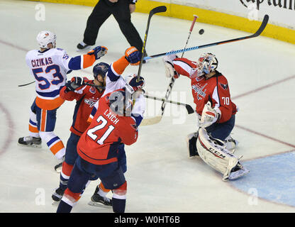 Washington Capitals goalie Braden Holtby (70) macht eine Speichern gegen die New York Islanders in der dritten Periode der Eastern Conference Halbfinale im Verizon Center in Washington, D.C. am 27. April 2015. Die Hauptstädte besiegt die Inselbewohner 2-1 und in die nächste Runde. Foto von Kevin Dietsch/UPI Stockfoto