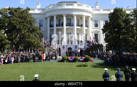 Allgemeine Ansicht des Südens Rasen des Weißen Hauses als US-Präsident Barack Obama begrüßt der japanische Premierminister Shinzo Abe und seine Frau Akie Abe, 28. April 2015 in Washington, DC. Foto von Mike Theiler/UPI Stockfoto