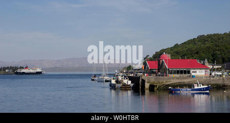 Blick auf den Hafen von Oban, Argyll und Bute, Schottland, den Hafen und das Terminal für die CalMac Autofähre über auf die Insel Mull Stockfoto