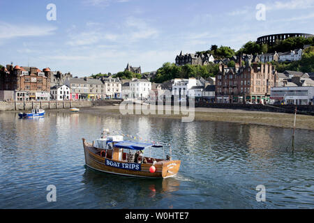 Blick auf den Hafen von Oban, Argyll und Bute, Schottland, den Hafen und das Terminal für die CalMac Autofähre über auf die Insel Mull Stockfoto