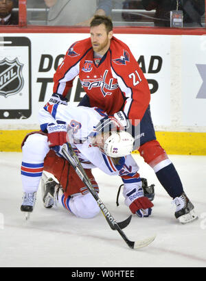 Washington Capitals center Brooks Laich (21) hält den New York Rangers linken Flügel Carl Hagelin (62) in der ersten Periode der dritten Spiel der Runde 2 der Stanley Cup Playoffs im Verizon Center in Washington, D.C. am 4. Mai 2015. Foto von Kevin Dietsch/UPI Stockfoto