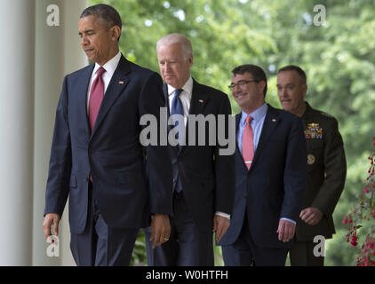Präsident Barack Obama (L), Vizepräsident Joe Biden (2-L), Verteidigungsminister Ashton Carter und Marine Gen. Joseph Dunford Jr Fußweg zum Rosengarten, wo Obama verkündete Dunford, als sein Kandidat zum nächsten Vorsitzenden des Generalstabs und Air Force General Paul Selva sein, wie das nächste stellvertretender Vorsitzender, im Weißen Haus in Washington, D.C. am 5. Mai 2015. Wenn bestätigt, Dunford ersetzen Armee Gen. Martin Dempsey, der vier Jahre als Vorsitzender gedient haben. Foto von Kevin Dietsch/UPI Stockfoto