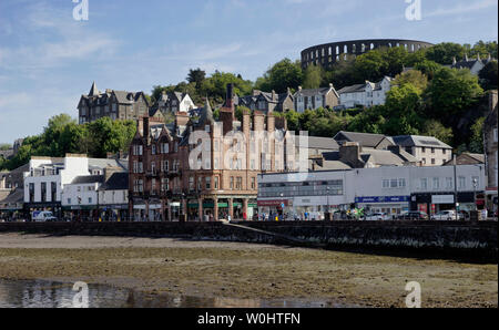 Blick auf den Hafen von Oban, Argyll und Bute, Schottland, den Hafen und das Terminal für die CalMac Autofähre über auf die Insel Mull Stockfoto