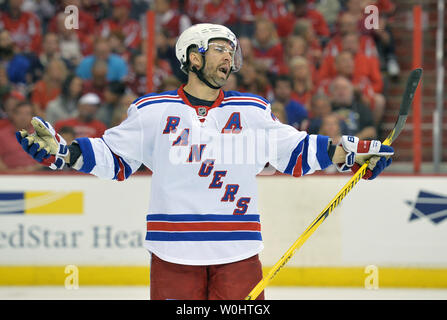 New York Rangers rechten Flügel Martin St. Louis (26) reagiert gegen die Washington Capitals in der dritten Periode des vierten Spiel der Runde 2 der Stanley Cup Playoffs im Verizon Center in Washington, D.C. am 6. Mai 2015. Die Hauptstädte der Förster 2-1 besiegte. Foto von Kevin Dietsch/UPI Stockfoto