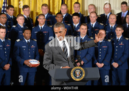 Präsident Barack Obama präsentiert die Commander-in-chief Trophäe an die United States Air Force Academy Football Team im Osten Zimmer im Weißen Haus in Washington, D.C., den 7. Mai 2015. Foto von Kevin Dietsch/UPI Stockfoto