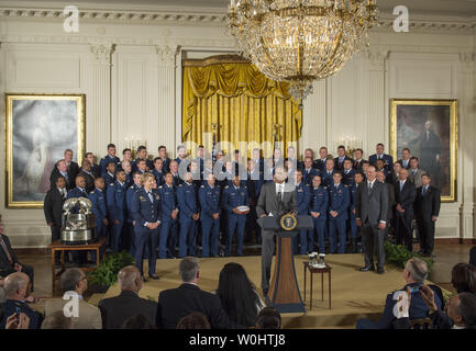 Präsident Barack Obama präsentiert die Commander-in-chief Trophäe an die United States Air Force Academy Football Team im Osten Zimmer im Weißen Haus in Washington, D.C., den 7. Mai 2015. Foto von Kevin Dietsch/UPI Stockfoto