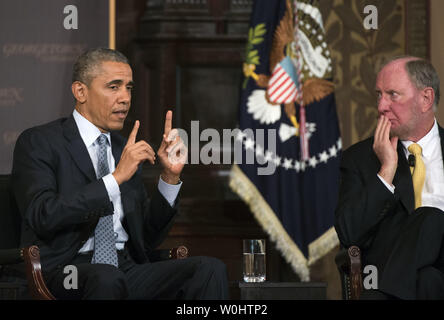 Präsident Barack Obama nimmt an einer Diskussion über die Überwindung der Armut mit Robert Putnam, Professor für Public Policy an der Harvard University John-F.-Kennedy Schule der Regierung an der Catholic-Evangelical Leadership Summit, an der Georgetown Universität am 12. Mai 2015 in Washington, D.C. Foto von Kevin Dietsch/UPI Stockfoto