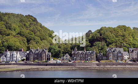 Küste Blick auf Oban, Argyll und Bute, Schottland, den Hafen und das Terminal für die CalMac Autofähre über auf die Insel Mull Stockfoto