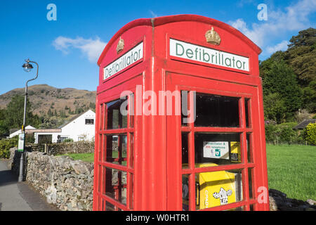 Defibrillator, Inside, iconic, Rot, Telefon, Box, in, Grasmere, der Lake District National Park, die Seen, Lake District, Cumbria, Norden, England, GB, UK, Wiederverwendung, Stockfoto