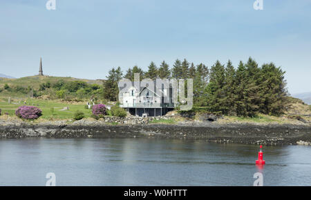 Hutcheson's Monument in der Nähe von Ardantrive Bay, Argyll und Bute, Schottland, von der Überfahrt von Caledonian Macbrayne Autofähre nach Craignure aus Oban Stockfoto