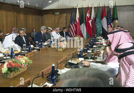 Präsident Barack Obama ein Arbeitsessen mit Mitgliedern von sechs Persischen Golf Nationen während der Golfkooperationsrat - US-Gipfel in Camp David am 14. Mai 2015. Obama hosted Führungskräfte aus Saudi-Arabien, Kuwait, Bahrain, Katar, die Vereinigten Arabischen Emirate und Oman eine Reihe von Problemen, darunter der Iran beraten. Foto von Kevin Dietsch/UPI Stockfoto
