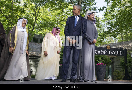 Präsident Barack Obama wartet Erläuterungen zu liefern nach der Golfkooperationsrat - US-Gipfel in Camp David am 14. Mai 2015. Obama wurde durch, von links nach rechts kam, Kuwait Emir Scheich Sabah Al-Ahmad Al-Jaber Al-Sabah; Saudi-Arabien Kronprinz Mohammed bin Nayef Emir von Katar, Scheich Tamim Bin Hamad Al-Thani. Der Gipfel war, Fragen, die die Region einschließlich des Terrorismus und der USA - Iran beraten. Foto von Kevin Dietsch/UPI Stockfoto