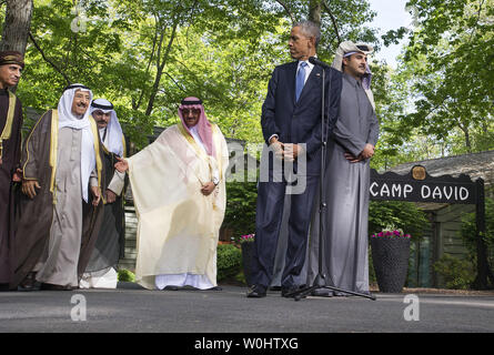 Präsident Barack Obama wartet Erläuterungen zu liefern nach der Golfkooperationsrat - US-Gipfel in Camp David am 14. Mai 2015. Obama wurde durch, von links nach rechts kam, Stellvertretender Premierminister von Oman, Sayyid Fahad Bin Mahmood Al sagte; Kuwait Emir Scheich Sabah Al-Ahmad Al-Jaber Al-Sabah; Saudi-Arabien Kronprinz Mohammed bin Nayef und Katar Emir Scheich Tamim Bin Hamad Al-Thani. Der Gipfel war, Fragen, die die Region einschließlich des Terrorismus und der USA - Iran beraten. Foto von Kevin Dietsch/UPI Stockfoto