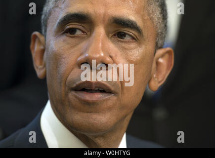 Präsident Barack Obama liefert Erläuterungen vor der Unterzeichnung S. 665, Die "Rafael Ramos und Wenjian Liu Blue Alert Act" von 2015, "in das Oval Office im Weißen Haus in Washington, D.C. am 19. Mai 2015. Die Rechnung, benannt nach New York City getöteten Offiziere Ramos und Liu, Bestellungen das Justizministerium eine nationale Blue Alert Communications Netzwerk, Informationen zu verbreiten: die schwere Verletzungen oder Tod von ein Strafverfolgungsbeamter in der Linie der Aufgabe; ein Offizier, der im Zusammenhang mit den dienstlichen Aufgaben des Beamten fehlt; oder eine unmittelbar bevorstehende und glaubwürdige Drohung, dass ein champagnerkelch zu schaffen Stockfoto