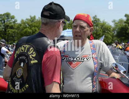 Ehemalige Marine Corps drill instructor und Schauspieler R. Lee Ermey (R), der für seine Rolle als Gunnery Sgt bekannt. Hartman in dem Film "Full Metal Jacket", grüßt Biker in der jährlichen Rolling Thunder Teilnehmenden, die sich darauf vorbereiten, aus dem Pentagon abzuweichen, in Arlington, Virginia, 24. Mai 2015. Tausende Fahrt vom Pentagon das Vietnam Memorial in Washington, DC, der POW-MIA Problem zu veröffentlichen und Amerikas militärische Veteranen während des Memorial Day Wochenende zu Ehren. Foto von Mike Theiler/UPI Stockfoto