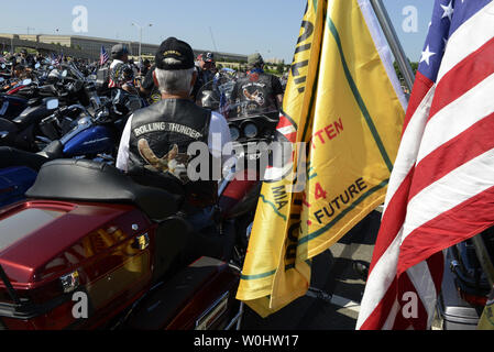 Tausende von Motorradfahrern Stau auf dem Parkplatz des Pentagon für den jährlichen Rolling Thunder Ride, die sich darauf vorbereiten, aus dem Pentagon abzuweichen, in Arlington, Virginia, 24. Mai 2015. Tausende Fahrt vom Pentagon das Vietnam Memorial in Washington, DC, der POW-MIA Problem zu veröffentlichen und Amerikas militärische Veteranen während des Memorial Day Wochenende zu Ehren. Foto von Mike Theiler/UPI Stockfoto