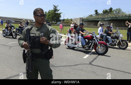 Pentagon Polizei sorgen für Sicherheit am Beginn der jährlichen Rolling Thunder Ride, als Biker aus der Pentagon abzuweichen, in Arlington, Virginia, 24. Mai 2015. Tausende Fahrt vom Pentagon das Vietnam Memorial in Washington, DC, der POW-MIA Problem zu veröffentlichen und Amerikas militärische Veteranen während des Memorial Day Wochenende zu Ehren. Foto von Mike Theiler/UPI Stockfoto