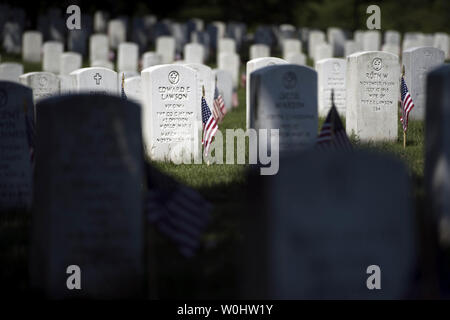 Flaggen sind Grabsteine auf dem Arlington National Cemetery am Memorial Day, 25. Mai 2015 in Arlington, Virginia, gesehen. Foto von Kevin Dietsch/UPI Stockfoto