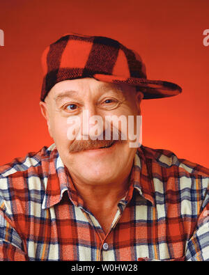 Komisch aussehende Mann mit einem Plaid Shirt und Suchen dumm Stockfoto
