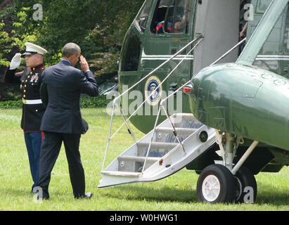 Us-Präsident Barack Obama begrüßt, als er Boards Marine One auf dem Südrasen zu Beginn einer Reise nach Kalifornien im Weißen Haus in Washington DC am 18. Juni 2015. Der Präsident hatte gerade eine Aussage in der Brady Presse über die Kirche shootings, die neun Menschen in Charleston, South Carolina getötet. Foto von Pat Benic/UPI Stockfoto