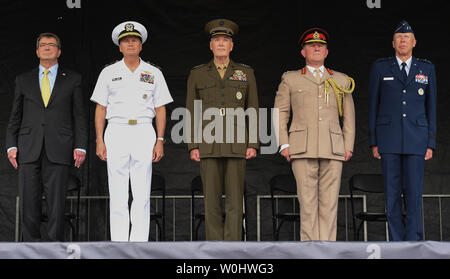 Verteidigungsminister Asche Carter steht mit (links-rechts) Admiral Sandy Winnefeld, USN, General Joseph Dunford, USMC, Major General Richard Cripwell, UK Defence Attache, und Generalmajor Howard Stendhal, USAF während der Eröffnungsfeier der Abteilung 2015 der Verteidigung Krieger Spiele bei dem United States Marine Corps in Quantico, Virginia, 19. Juni 2015. Foto von Molly Riley/UPI Stockfoto