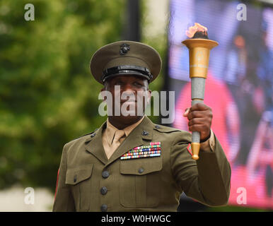 Sergeant Major Ronald Green, USMC, hält die Fackel während der Eröffnungsfeier der Abteilung 2015 der Verteidigung Krieger Spiele bei dem United States Marine Corps in Quantico, Virginia, 19. Juni 2015. Foto von Molly Riley/UPI Stockfoto