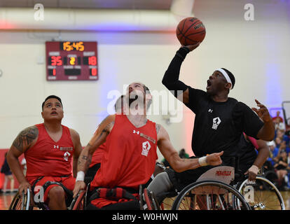 Das Team Armee Alexander Shaw schießt gegen Team Marines während der Rollstuhl Basketball Endspiele der Abteilung 2015 der Verteidigung Krieger Spiele bei dem United States Marine Corps in Quantico, Virginia, 22. Juni 2015. Foto von Molly Riley/UPI Stockfoto